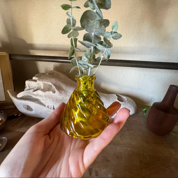 vintage 3” yellow federal beveled glass bud vase